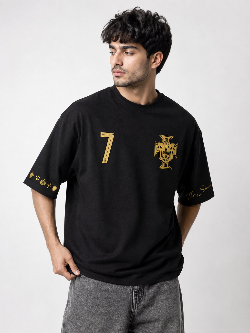 Ronaldo 7 Fan Edition Oversized T-Shirt – Black & Gold Premium Football Streetwear Tee