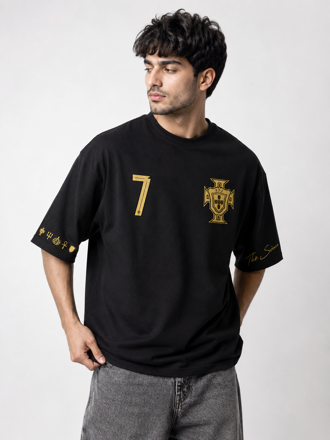 Ronaldo 7 Fan Edition Oversized T-Shirt – Black & Gold Premium Football Streetwear Tee